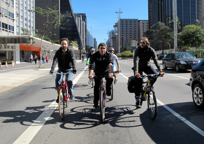 Candidato Carlos Giannazi assina carta de compromisso com os ciclistas